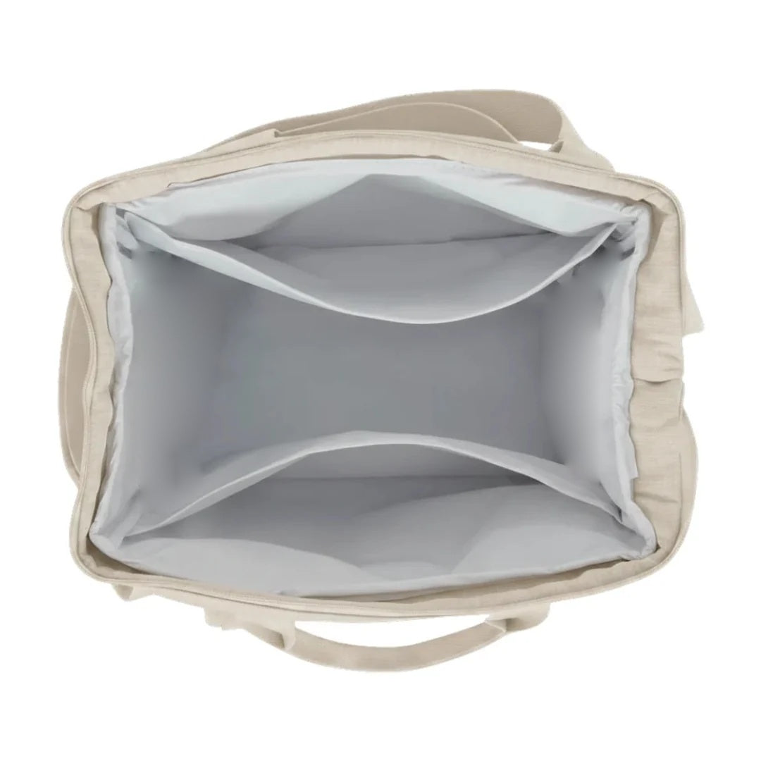 Mochila Maternidade Grande Aconchego Marfim aberta, com bolso interno frontal e bolso interno traseiro