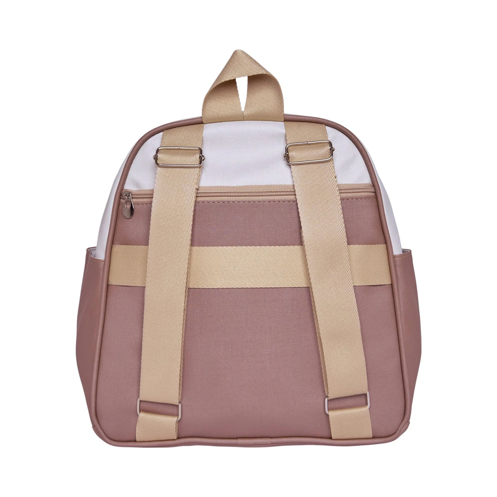 Costas da Mochila Maternidade de Passeio com Bolso Térmico Petit Caramelo, com alças ajustáveis e faixa traseira para acoplar na mala de rodinha
