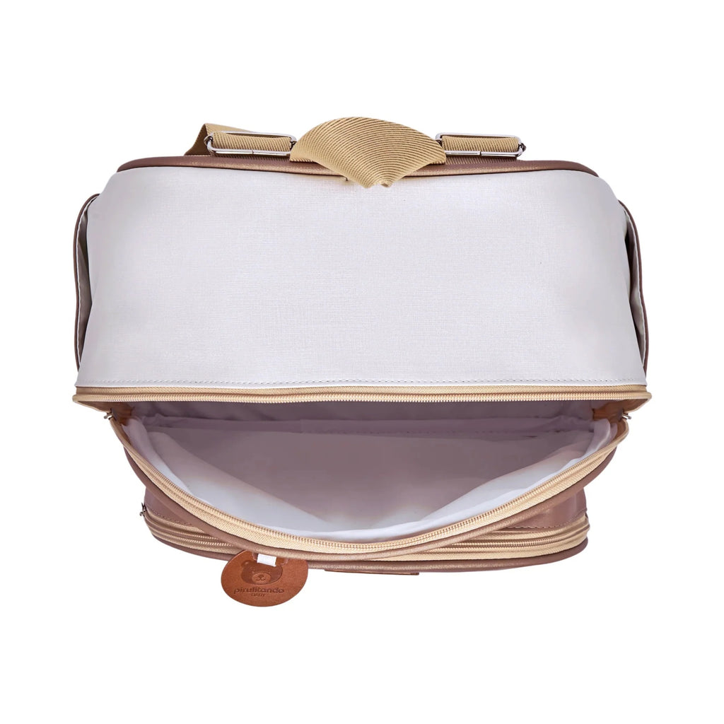 Vista superior da Mochila Maternidade de Passeio com Bolso Térmico Petit Caramelo com o bolso frontal térmico aberto