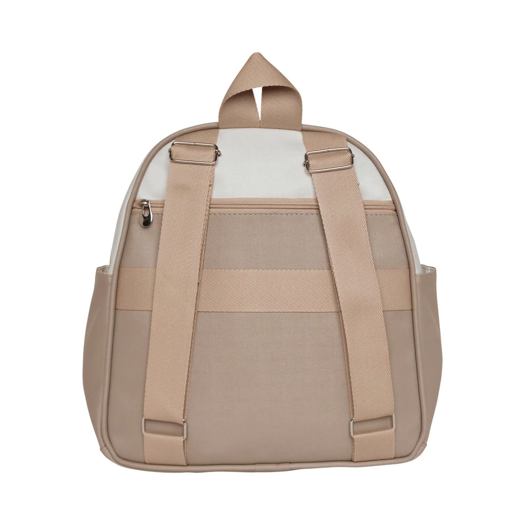 Costas da Mochila Maternidade de Passeio com Bolso Térmico Petit Cinza, com alças ajustáveis e faixa traseira para acoplar na mala de rodinha