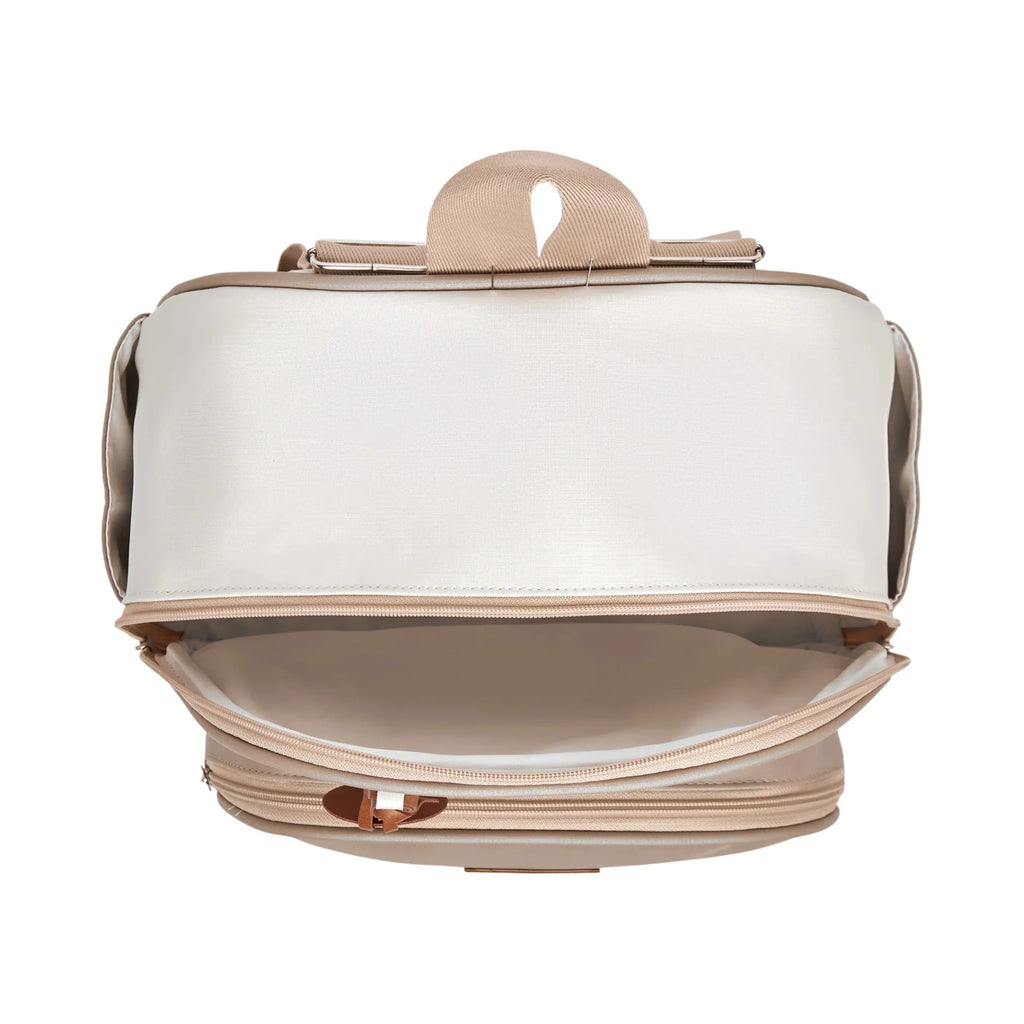Vista superior da Mochila Maternidade de Passeio com Bolso Térmico Petit Cinza com o bolso frontal térmico aberto