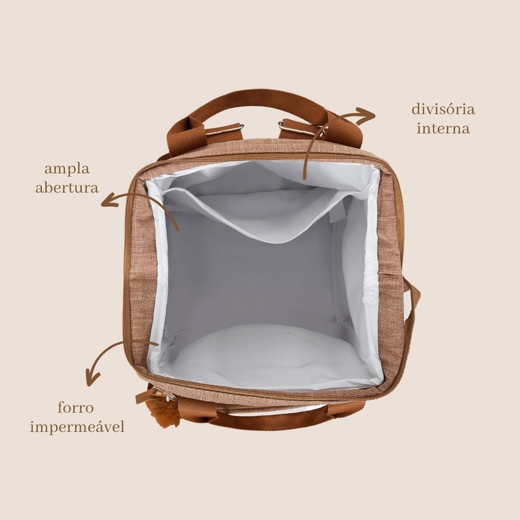 Detalhes internos da Mochila Maternidade Grande Memórias Marrom: ampla abertura, divisória interna e forro impermeável