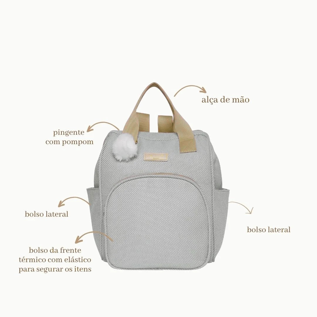Mochila Maternidade Grande Nuvem de Algodão Cinza - detalhes da frente: alça de mão, pingente com pompom, bolsos laterais e bolso térmico